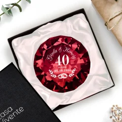 Diamant Kristall Rot mit Gravur zur Rubinhochzeit und Ring Displayständer Silber