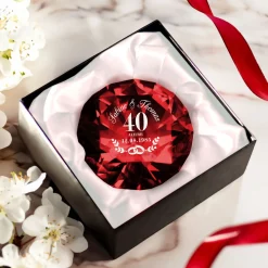 Diamant Kristall Rot mit Gravur zur Rubinhochzeit und Ring Displayständer Silber