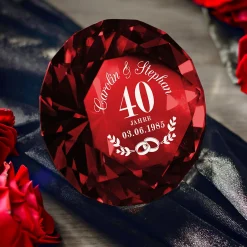 Diamant Kristall Rot mit Gravur zur Rubinhochzeit und Ring Displayständer Silber