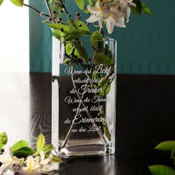 Eckige Vase mit Gravur zur Trauer