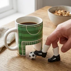 Fußball Tasse mit Fingerschuhen und Ball