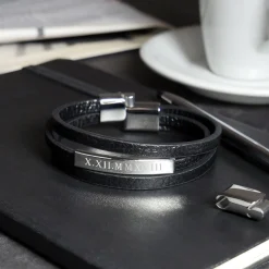 Gewickeltes Lederarmband schwarz - Römische Zahlen