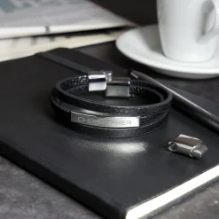 Gewickeltes Lederarmband schwarz - Name