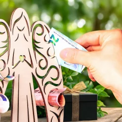 Großer Geldengel aus Holz mit Gravur zur Kommunion