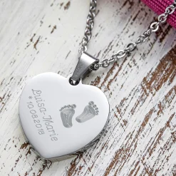 Herzanhänger Silber graviert mit Kette - Babyfüße