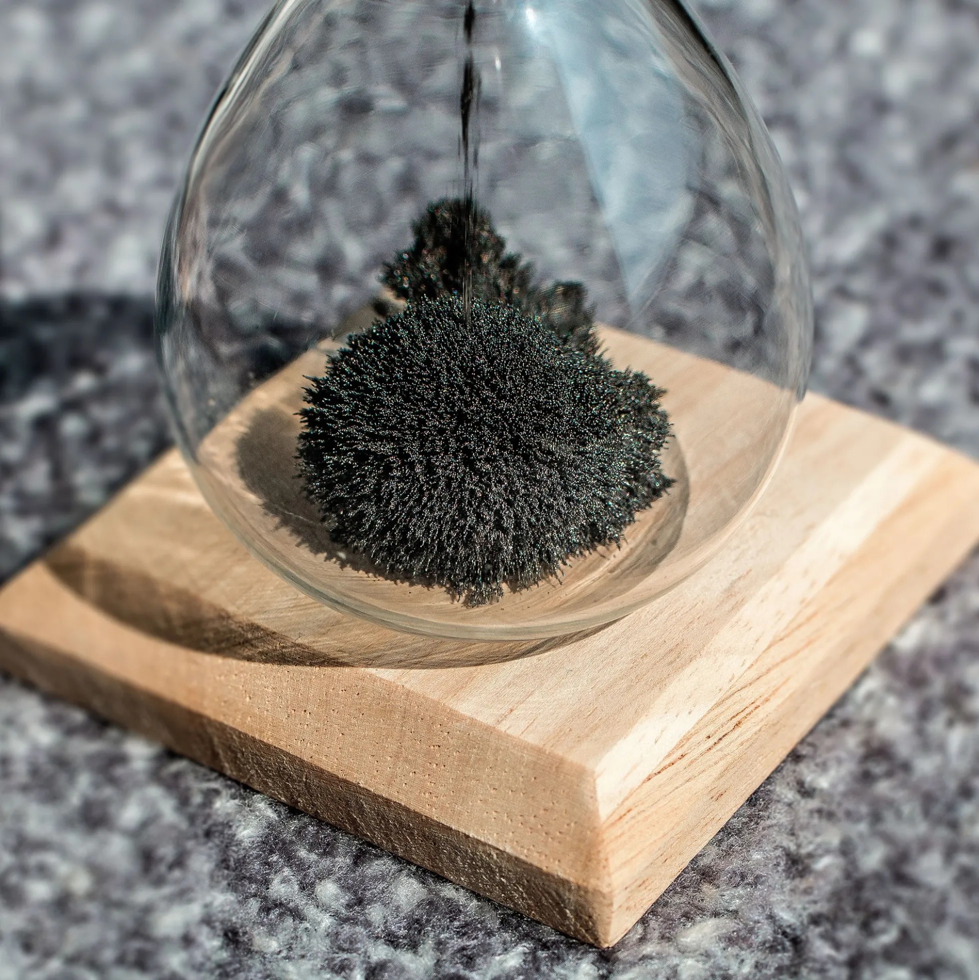 Magische Sanduhr mit Holz Sockel