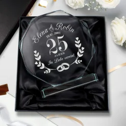 Personalisierter Glaspokal mit Facettenschliff zur Silberhochzeit - 25 Jahre