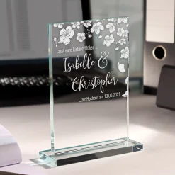 Personalisierter Glaspokal zur Hochzeit - Blühende Liebe