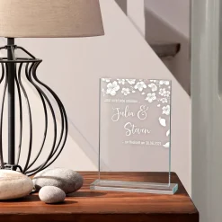 Personalisierter Glaspokal zur Hochzeit - Blühende Liebe