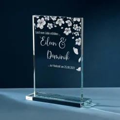 Personalisierter Glaspokal zur Hochzeit - Blühende Liebe