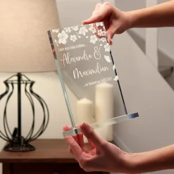Personalisierter Glaspokal zur Hochzeit - Blühende Liebe