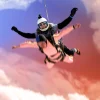 Romantischer Fallschirmsprung durch Wolke 7