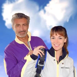 Romantischer Fallschirmsprung durch Wolke 7