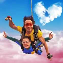 Romantischer Fallschirmsprung durch Wolke 7