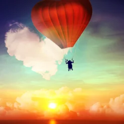Romantischer Fallschirmsprung durch Wolke 7