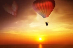 Romantischer Fallschirmsprung durch Wolke 7