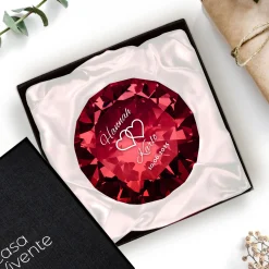 Roter Diamant Kristall mit Gravur - Herzen