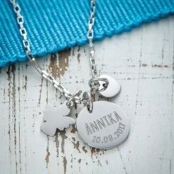 Runder Kettenanhänger Silber mit Charms - Name