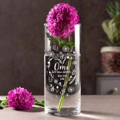 Runde Vase mit Gravur - Blumenherz für Oma
