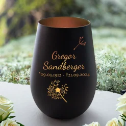 Schwarzes Windlicht mit Gravur Trauerblume - Bronze