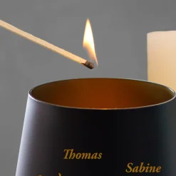 Schwarzes Windlicht mit Gravur - Family