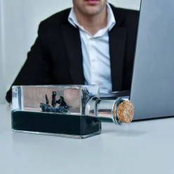 Unsinkbares Piratenschiff in der Flasche