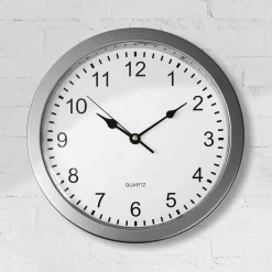 Wanduhr mit Safe